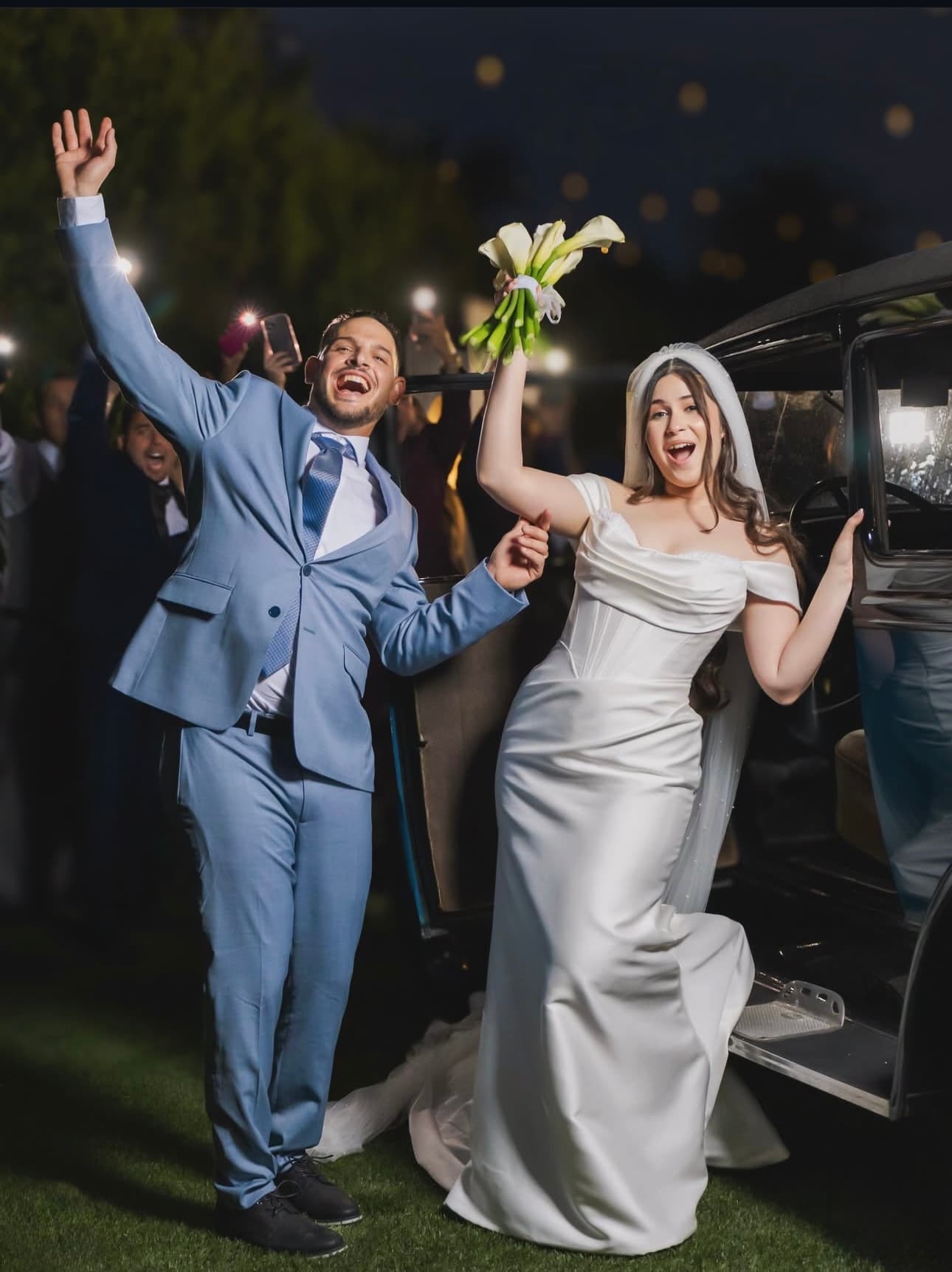 Pareja celebrando al salir de su boda en Miami